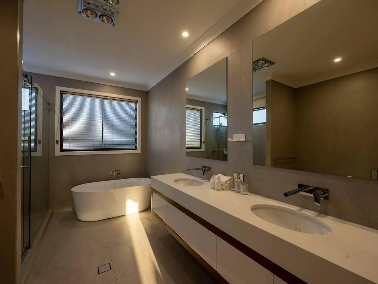Brand New 5B Luxury Modern Dream House At Rochedale Villa 0*,