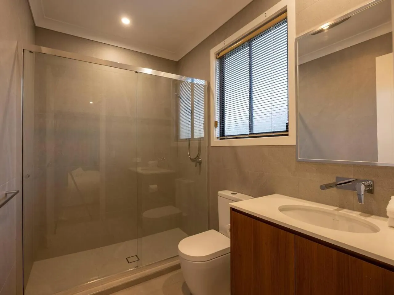 Brand New 5B Luxury Modern Dream House At Rochedale Villa